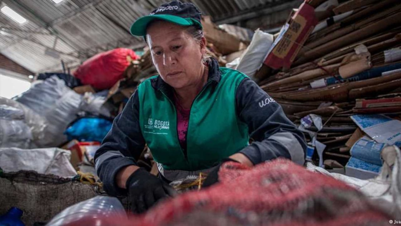 La ARB manda camiones a determinados lugares para recoger los materiales colectados por sus miembros. Se pesan los materiales en la calle y a continuación mandan la información a través de una aplicación para recibir el pago. Foto: Juan Arredondo-DW.