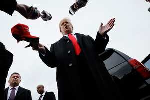 El candidato presidencial republicano, el expresidente estadounidense Donald Trump, habla con los periodistas mientras visita el lugar de votación en la escuela secundaria Londonderry el 23 de enero de 2024 en Londonderry, New Hampshire.