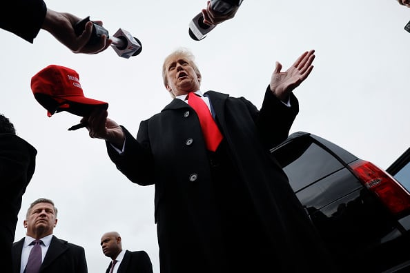 Dado que el gobernador de Florida, Ron DeSantis, abandonó la carrera dos días antes, Trump y su compañera candidata, la ex embajadora de la ONU, Nikki Haley, están luchando en esta primera primaria en el país. (Foto de Chip Somodevilla/Getty Images)