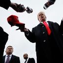 El candidato presidencial republicano, el expresidente estadounidense Donald Trump, habla con los periodistas mientras visita el lugar de votación en la escuela secundaria Londonderry el 23 de enero de 2024 en Londonderry, New Hampshire.