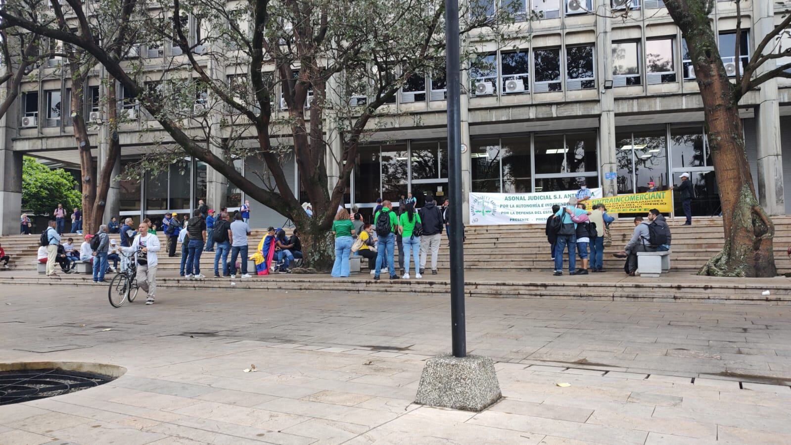 Plantón en la rama judicial en Medellín.