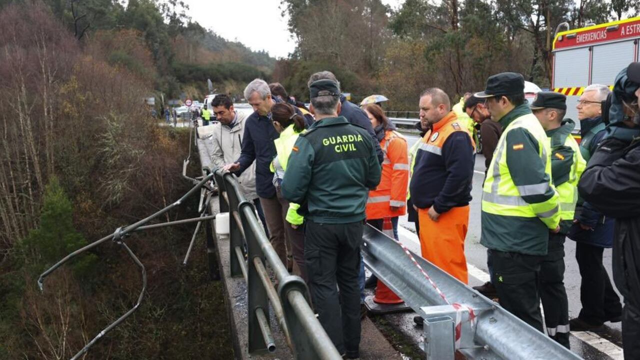 El autobús quedó en el fondo de un barranco, en un río entre troncos de árboles.