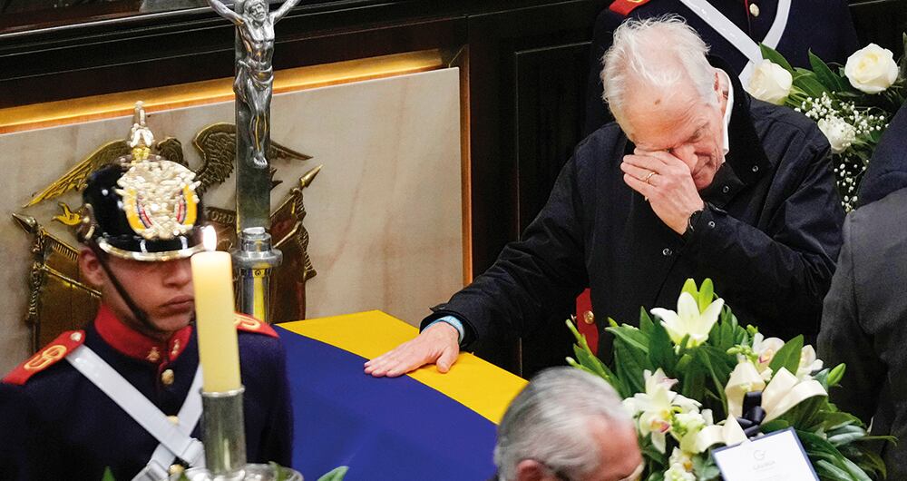 Miguel Uribe Londoño llora el fallecimiento de su hijo. 