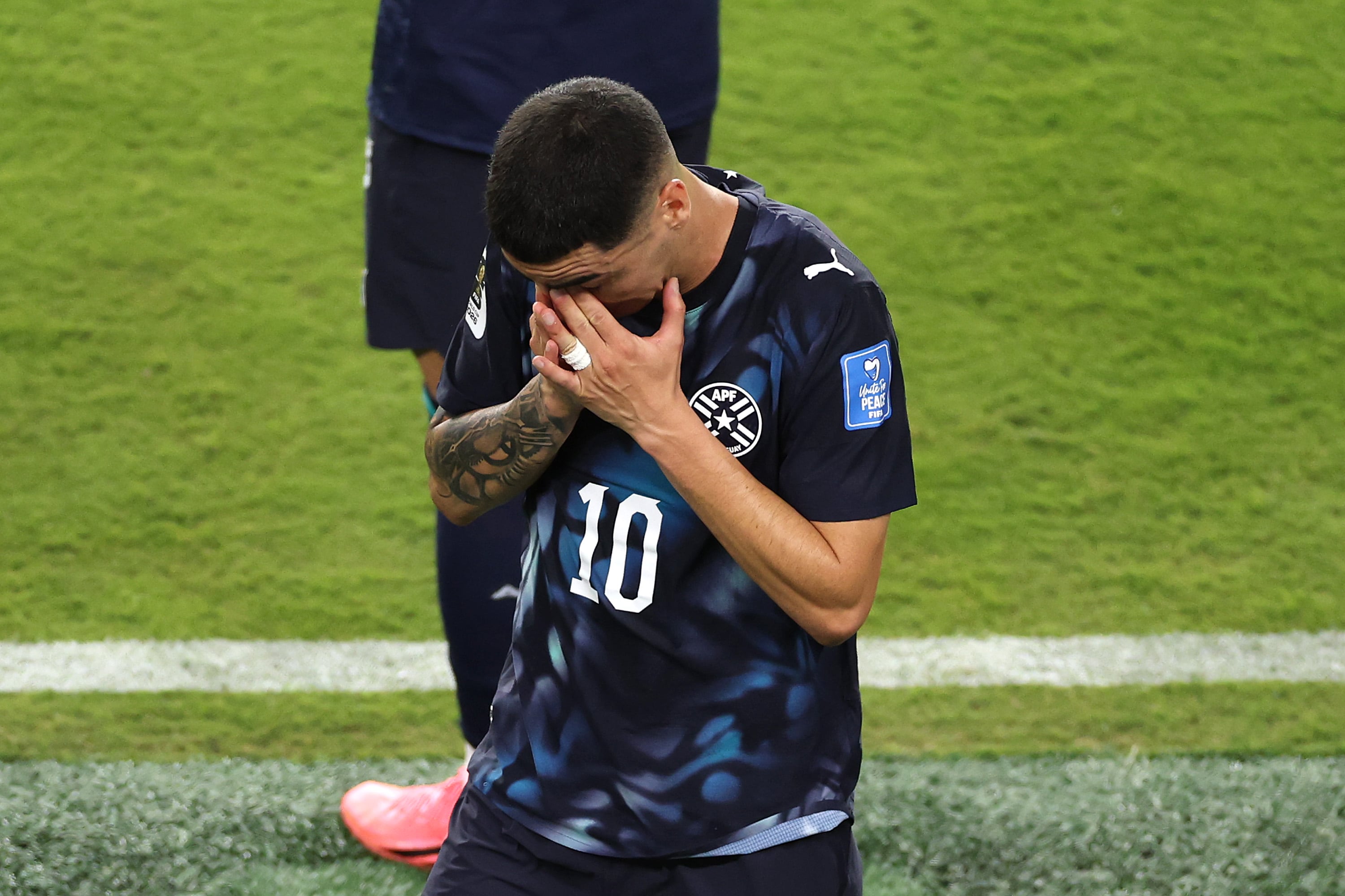 Miguel Almirón abandona el terreno de juego del estadio de San Francisco.