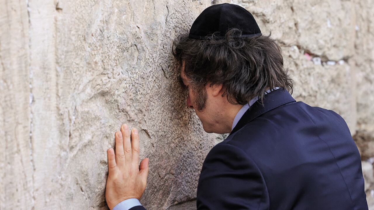 El presidente Javier Milei rompió en llanto en el Muro de los Lamentos, en Jerusalén.