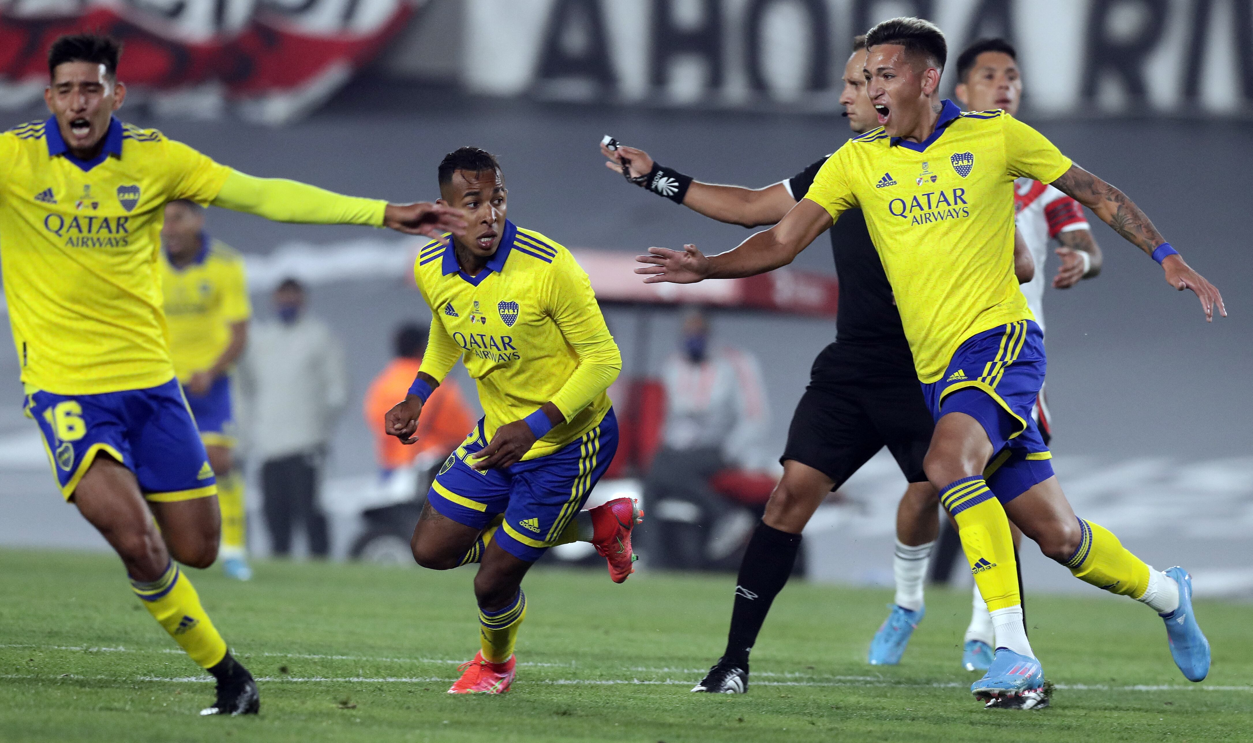 El colombiano Sebastián Villa (C) de Boca Juniors celebra después de anotar un gol contra River Plate durante su partido de la Liga Argentina de Fútbol Profesional en el estadio Monumental de Buenos Aires, el 20 de marzo de 2022. (Foto de ALEJANDRO PAGNI / AFP)