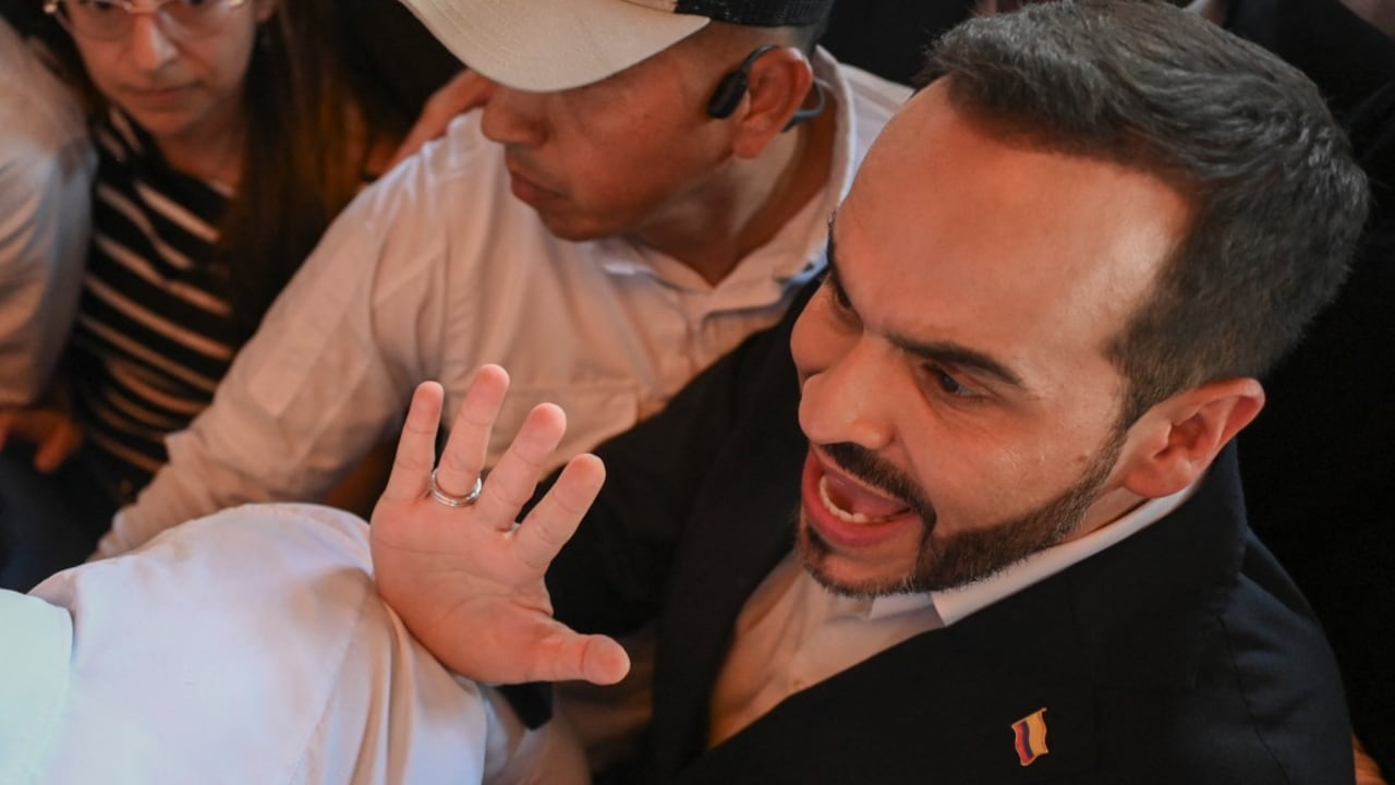 El candidato presidencial Abelardo de la Espriella saluda a sus partidarios durante un mitin de campaña en Cali, Colombia, el 10 de septiembre de 2025.