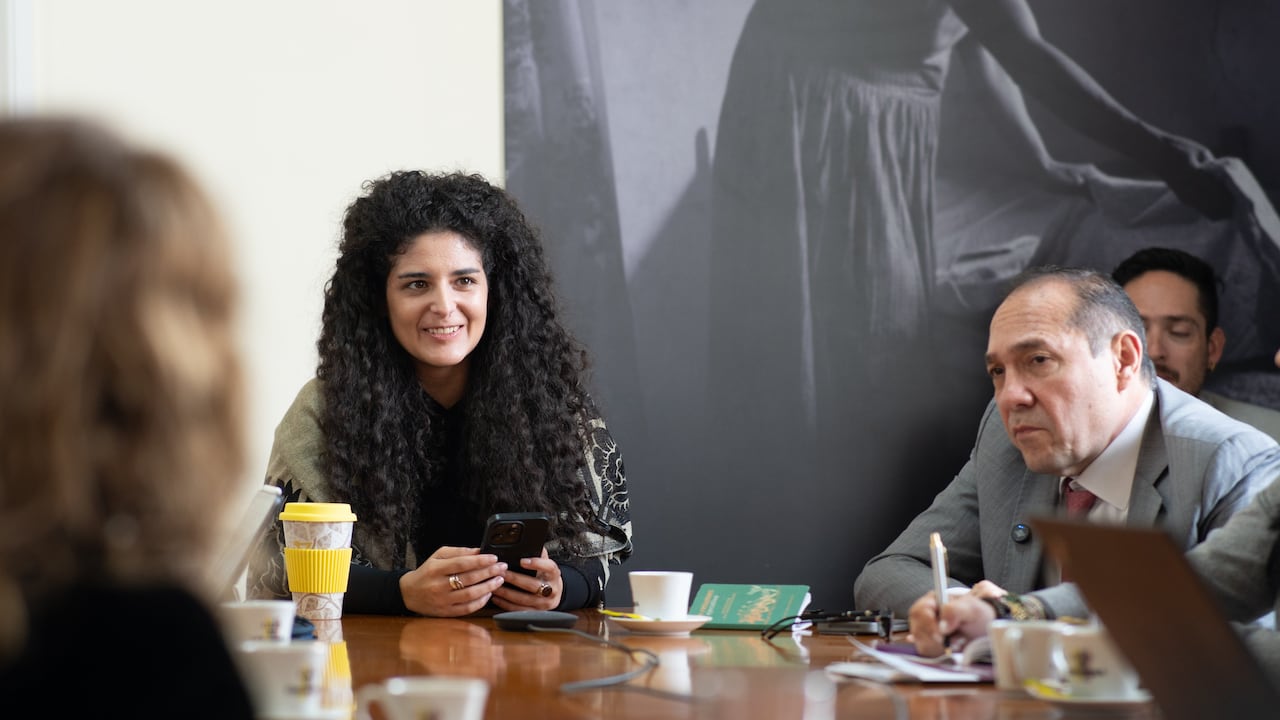 Yannai Kadamani, ministra de Cultura, y Antonio Sanguino, ministro de Trabajo, discuten acerca de impagos en el gremio artístico.