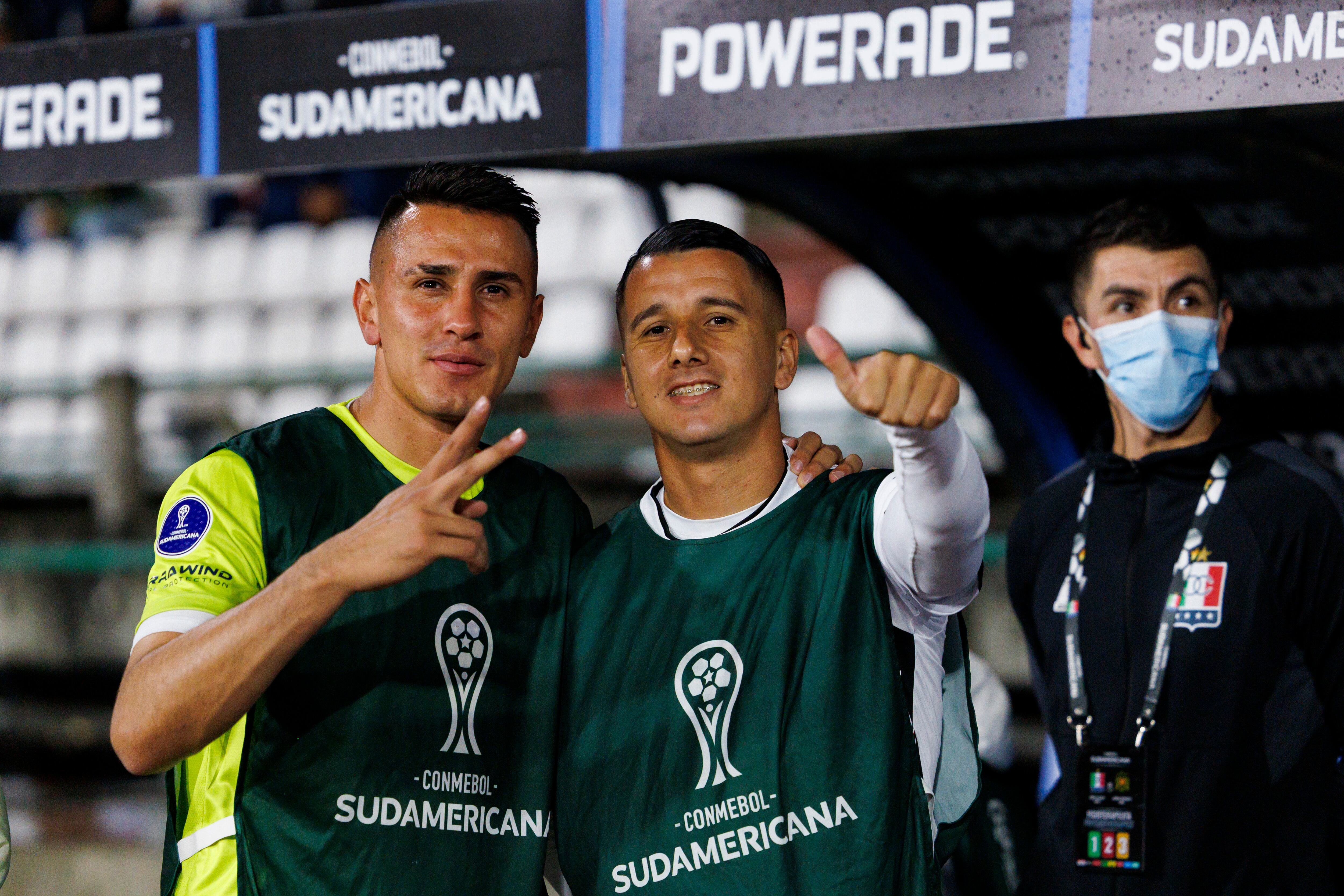 MANIZALES, COLOMBIA - MAY 7: Goalkeeper Joan Parra (L) and teammate Hugo Dorrego of Once Caldas (R) prior to the Copa CONMEBOL Sudamericana match between Once Caldas and Unión Española at Estádio Palogrande on May 7, 2025 in Manizales, Colombia. (Photo by Maurício Duque/Eurasia Sport Images/Getty Images)