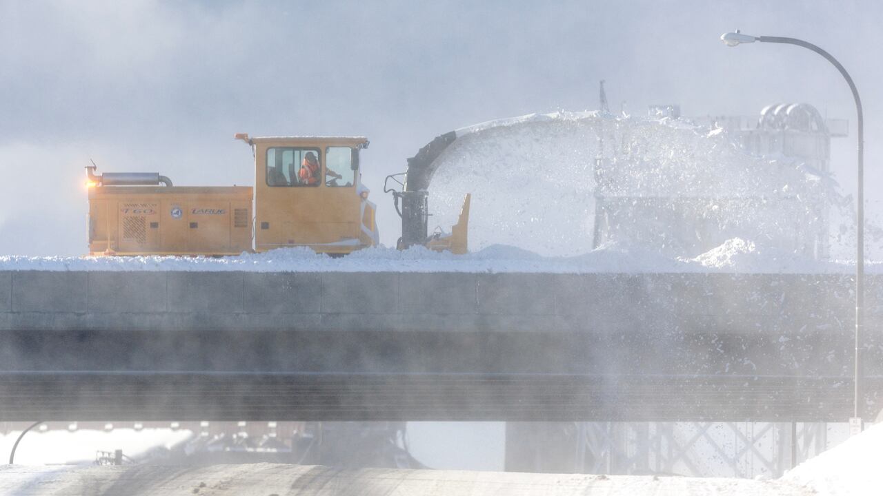 El Servicio Meteorológico Nacional en Búfalo emitió un comunicado especial, en el que advirtió que una banda de fuertes nevadas acompañada de fuertes vientos estaba creando un “estallido de nieve” en el oeste del estado de Nueva York.