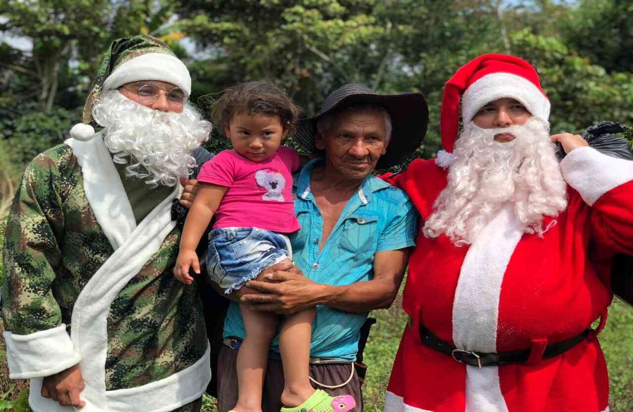 Los campesinos, que se encontraban en medio de sus labores, se olvidaron de todo para celebrar con sus hijos. 