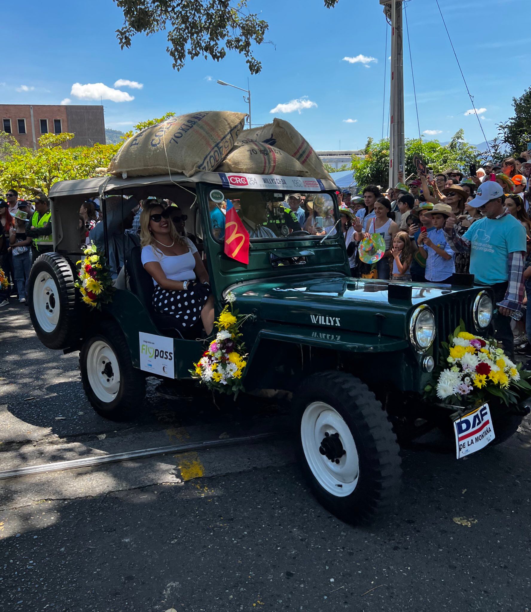 Desfile de Autos Clásicos y Antiguos en Medellín.