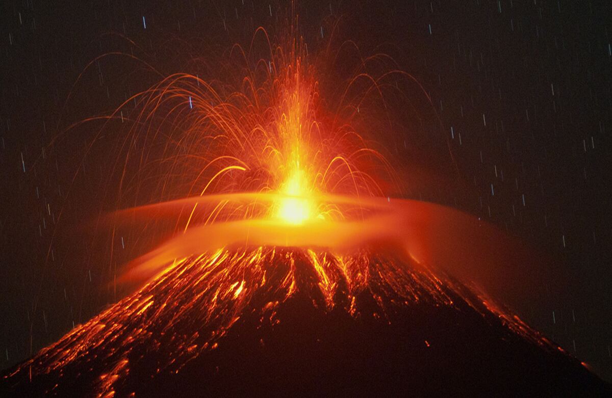 El monte Slamet expulsa lava y gas durante una erupción en las islas de Java, Indonesia. Un área de cuatro kilómetros a la redonda del pico debió ser evacuada. (AP)