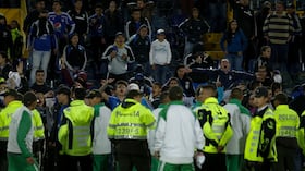 Agentes de la Policía Nacional en el Estadio El Campín, de Bogotá.