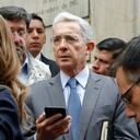 expresidente Alvaro Uribe y su abogado defensor, Jaime Granados, acudieron al Palacio de Justicia para presentar un documento de 125 paginas con sus objeciones contra el auto de hace una semana, en el que la Corte Suprema de Justicia determino investigar al exmandatario por manipulación de testigos
en contra del tambien congresista Ivan Cepeda
Alvaro Uribe y celular
Bogota feb 23 2018
foto Guillermo Torres revista Semana