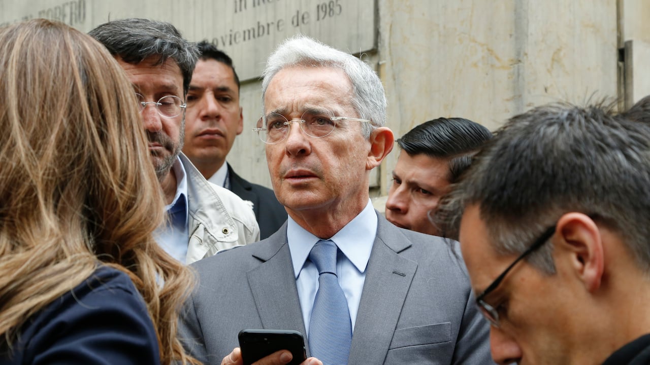 expresidente Alvaro Uribe y su abogado defensor, Jaime Granados, acudieron al Palacio de Justicia para presentar un documento de 125 paginas con sus objeciones contra el auto de hace una semana, en el que la Corte Suprema de Justicia determino investigar al exmandatario por manipulación de testigos
en contra del tambien congresista Ivan Cepeda
Alvaro Uribe y celular
Bogota feb 23 2018
foto Guillermo Torres revista Semana
