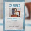 El afiche que el congresista Gabriel Santos colocó en la Cámara de Representantes con la imagen de la representante Jennifer Arias, pidiéndole que aparezca y firma la reducción de vacaciones de parlamentarios