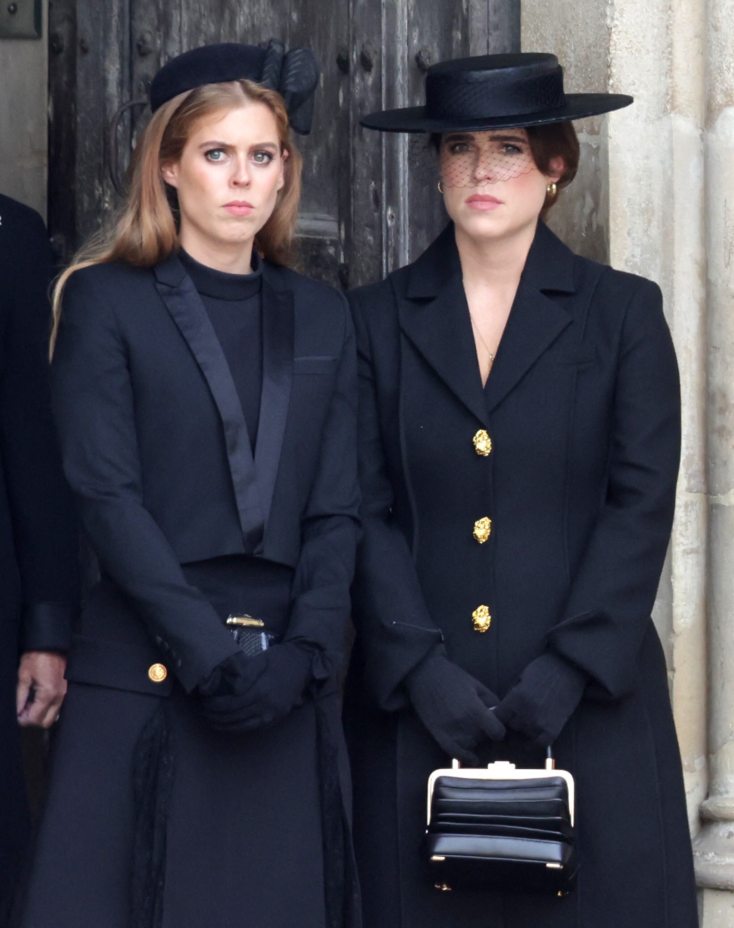 Princesa Beatriz de York y princesa Eugenia de York durante el funeral de la reina Elizabeth II en Westminster Abbey el 19 de septiembre de 2022.