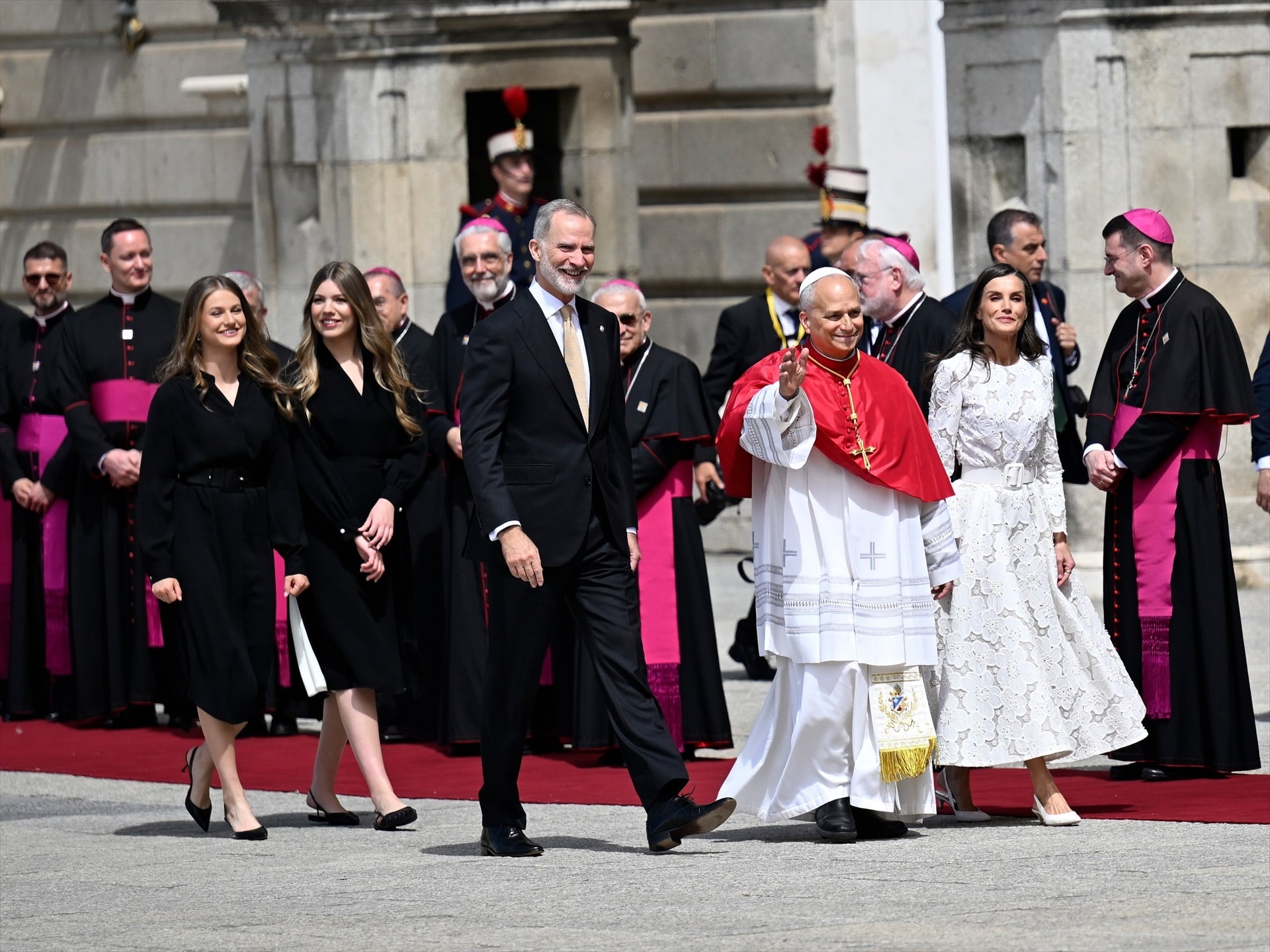 Los Reyes junto a sus hijas reciben al Papa.