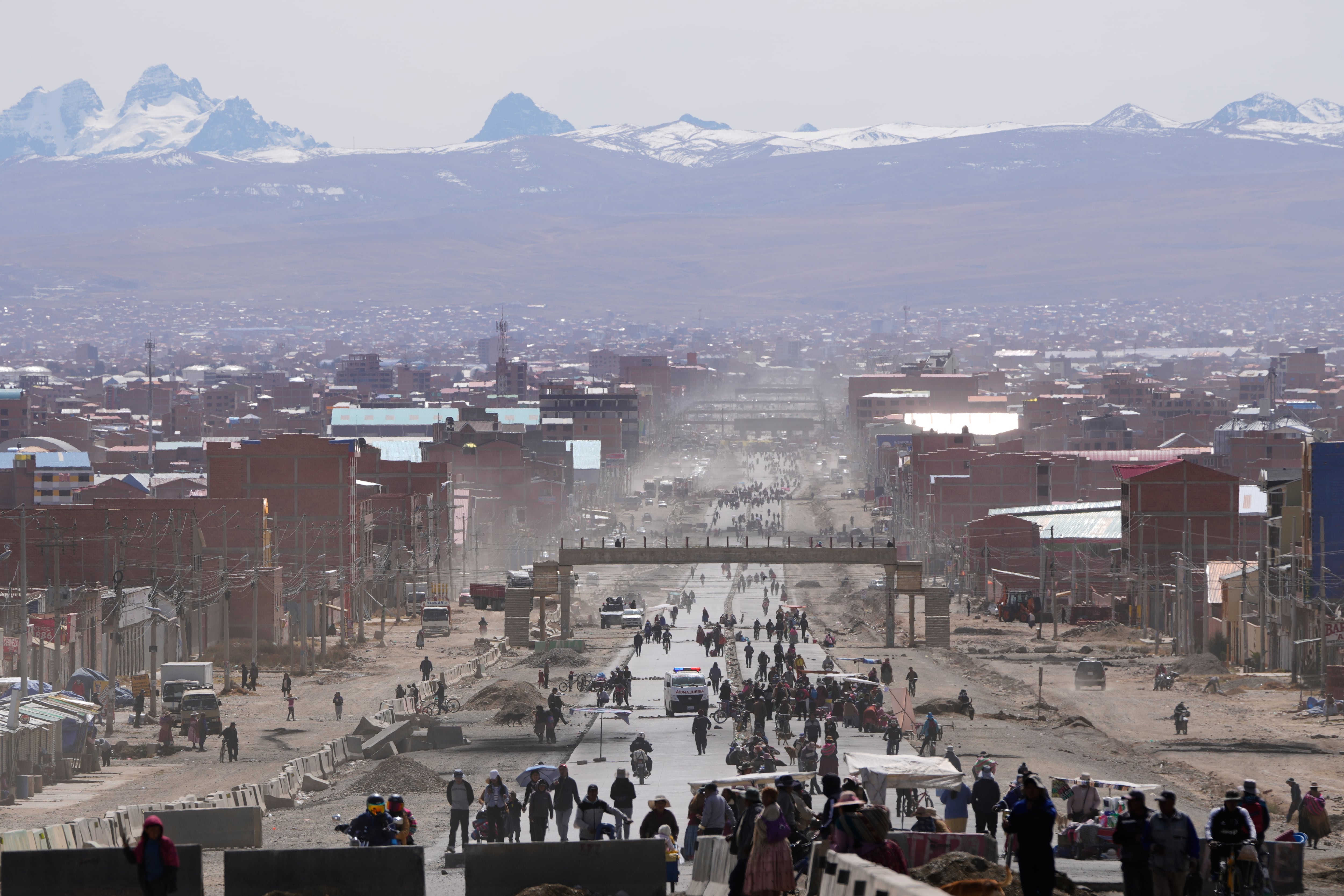 Residentes caminan por una carretera después de que el presidente Rodrigo Paz declarara el estado de emergencia para facultar a las fuerzas armadas a levantar los bloqueos viales, en El Alto, Bolivia.