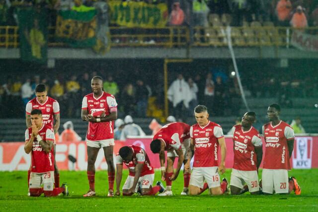 Rodallega (segundo de izquierda a derecha, de pie) en los penales de Santa Fe y Bucaramanga en junio de 2024. Se le ve con un vendaje en la mano derecha, debido a la fractura que tuvo en medio del partido.