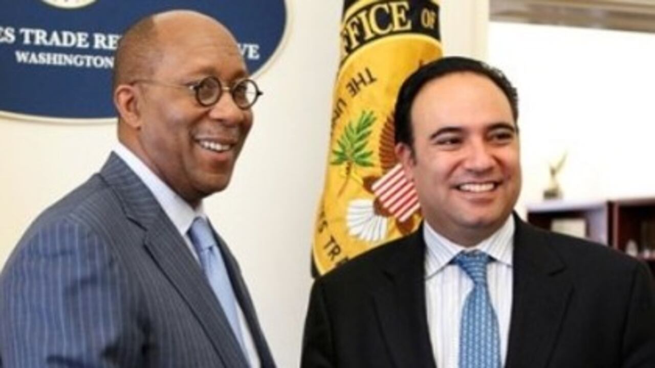 El representante comercial de Estados Unidos, Ron Kirk, y el ministro de Comercio de Colombia, Luis Guillermo Plata, durante una reunión en 2009.