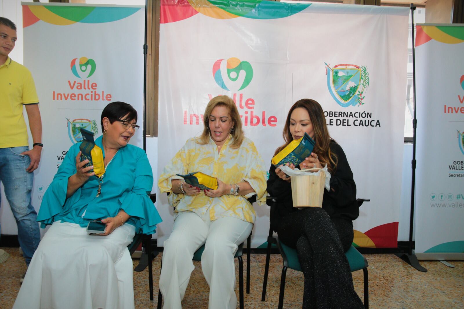 La gobernadora del Valle del Cauca, Clara Luz Roldán acompañó el acto de despedida de los 48 profesores vallecaucanos que este lunes 2 de octubre viajarán a Inglaterra