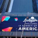 Un cartel anuncia la próxima Cumbre de las Américas, el lunes 6 de junio de 2022 en Los Ángeles. (Foto AP/Marcio José Sánchez)