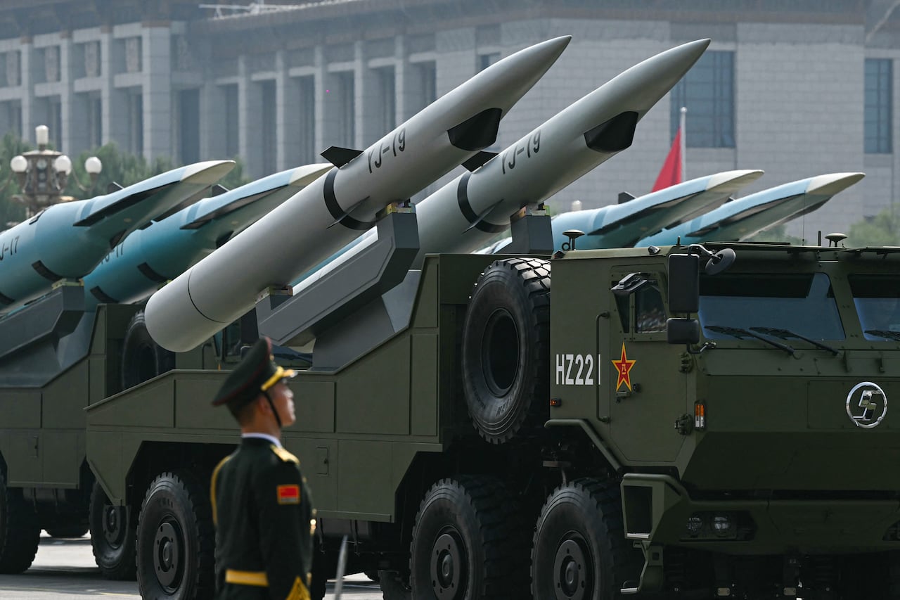 El YJ-19, el primer misil de crucero hipersónico operativo de China, se ve durante un desfile militar que marca el 80º aniversario de la victoria sobre Japón y el fin de la Segunda Guerra Mundial, en la Plaza de Tiananmen de Beijing el 3 de septiembre de 2025. (Foto de GREG BAKER / AFP)