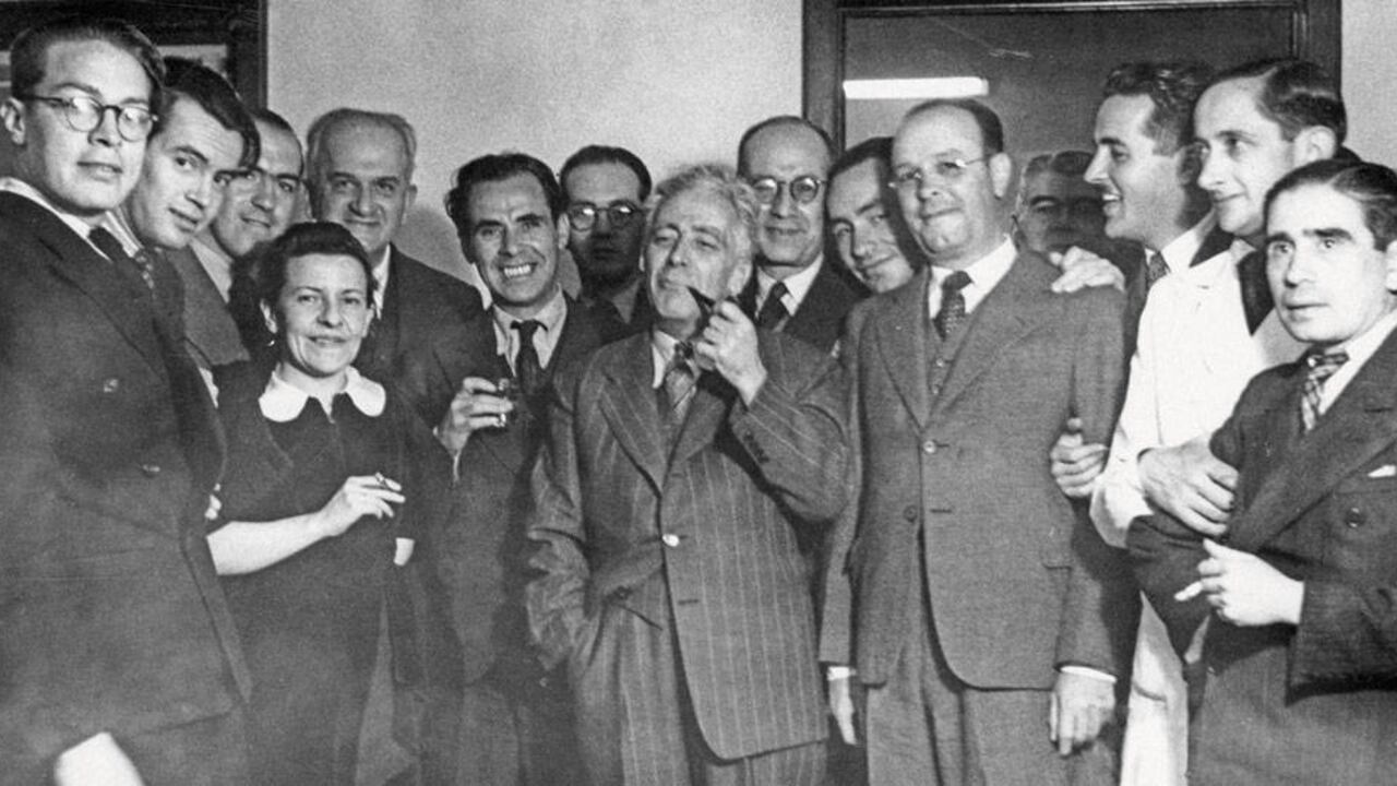 La periodista Emilia Pardo Umaña rodeada, como siempre, de hombres. Foto: Cortesía del Fondo de Cultura Económica.