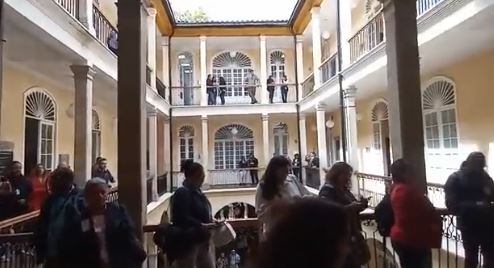 Trabajadores del Distrito reclamaron ante el despacho de la alcaldesa López.