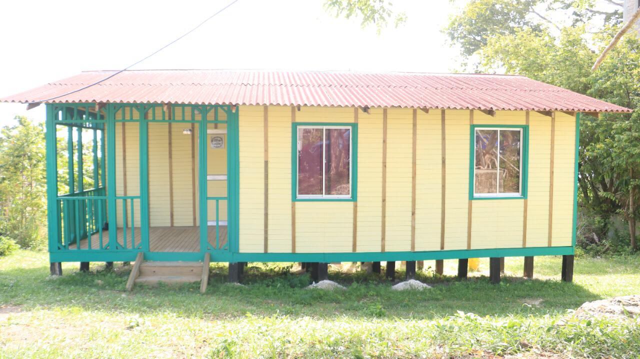 Presidente Duque y Miguel Escobar, presidente de Postobón, entregaron 17 casas en San Andrés y Providencia.