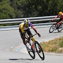 Egan Bernal toma una curva durante el Tour de Francia 2026