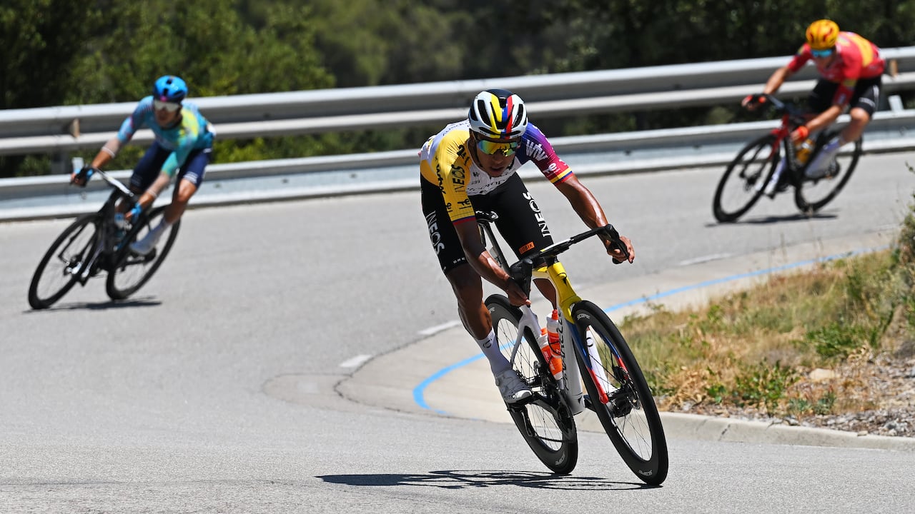 Egan Bernal toma una curva durante el Tour de Francia 2026.