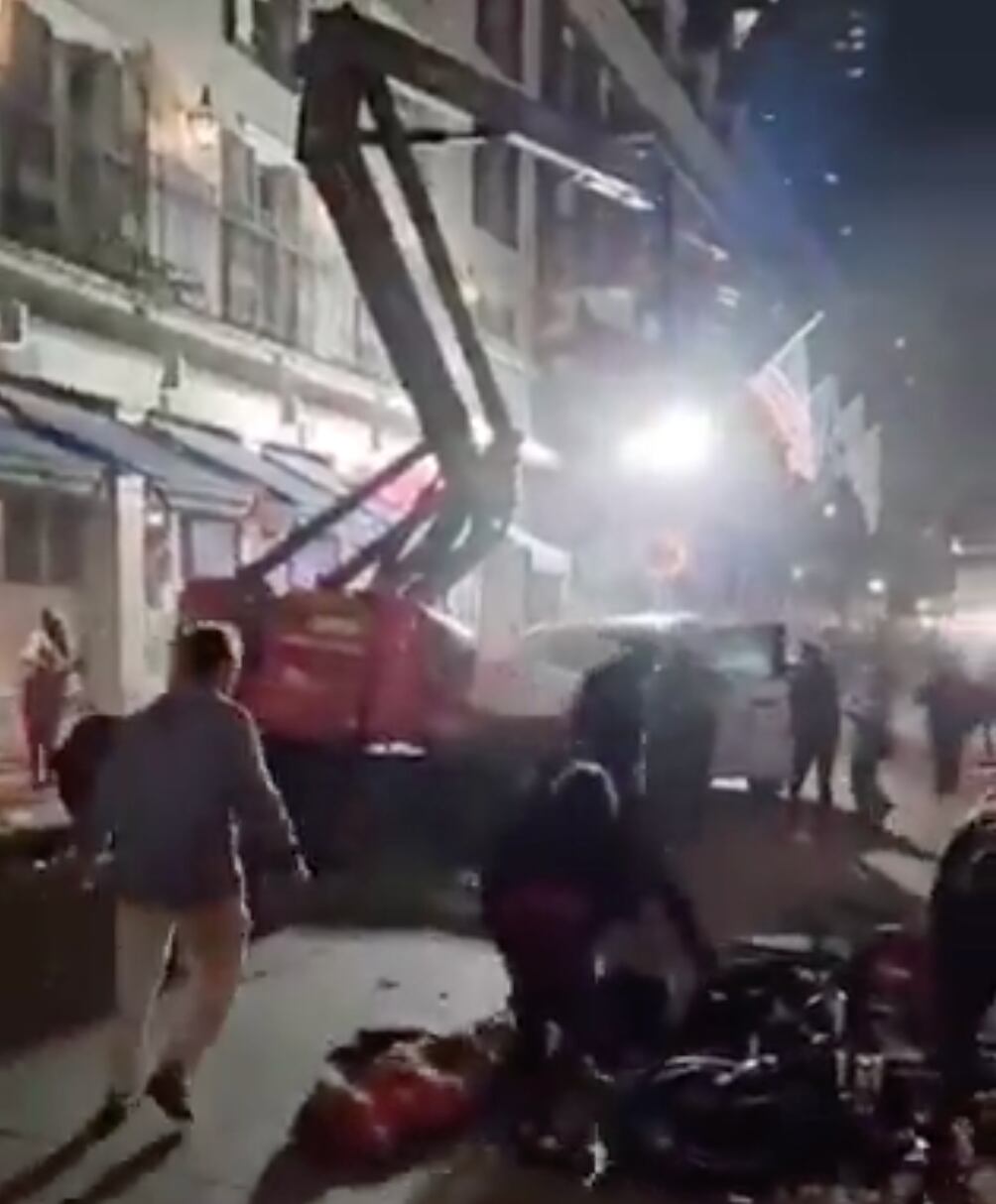 Momento de pánico vivieron residentes y visitantes, luego de que se escucharán disparos, después del estruendo que generó el choque.