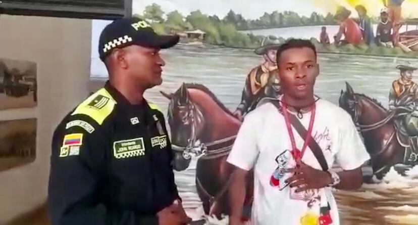 Aplauden a promotor turístico de Cartagena que devolvió 20 millones y dos tarjetas de crédito que se encontró