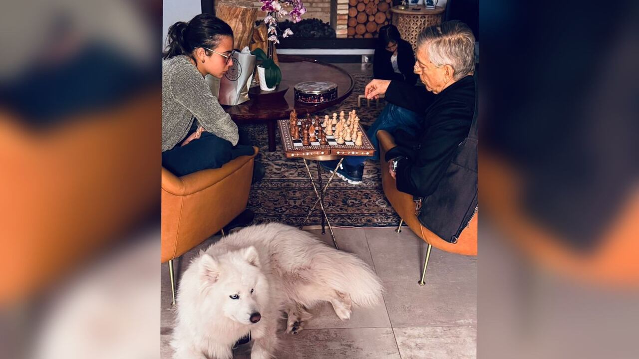 César Gaviria junto con Sofía, una de sus nietas.