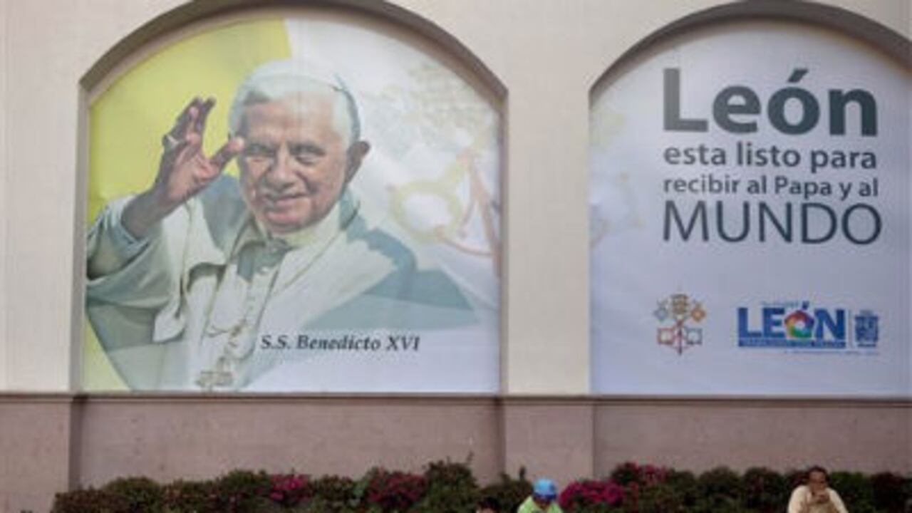 Las calles de León lucían el jueves con varios carteles de bienvenida a Benedicto XVI.