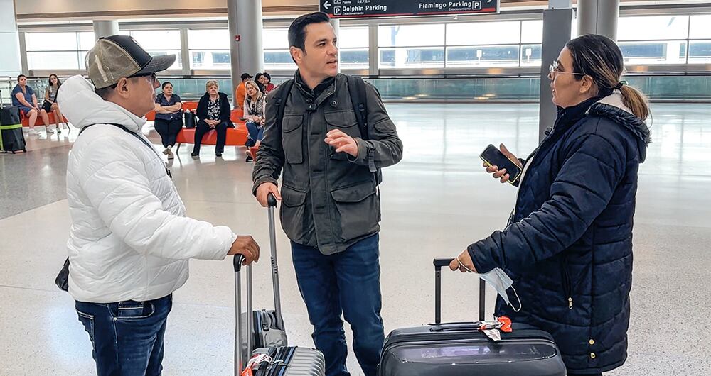  Juan Diego Alvira acompañó a los padres de Paula Durán en un viaje que duró casi todo el jueves, antes del emotivo encuentro. La travesía los llevó de Bogotá a Miami y luego a San Francisco, para luego, por tierra, conectar con Concord, una pequeña ciudad en California.