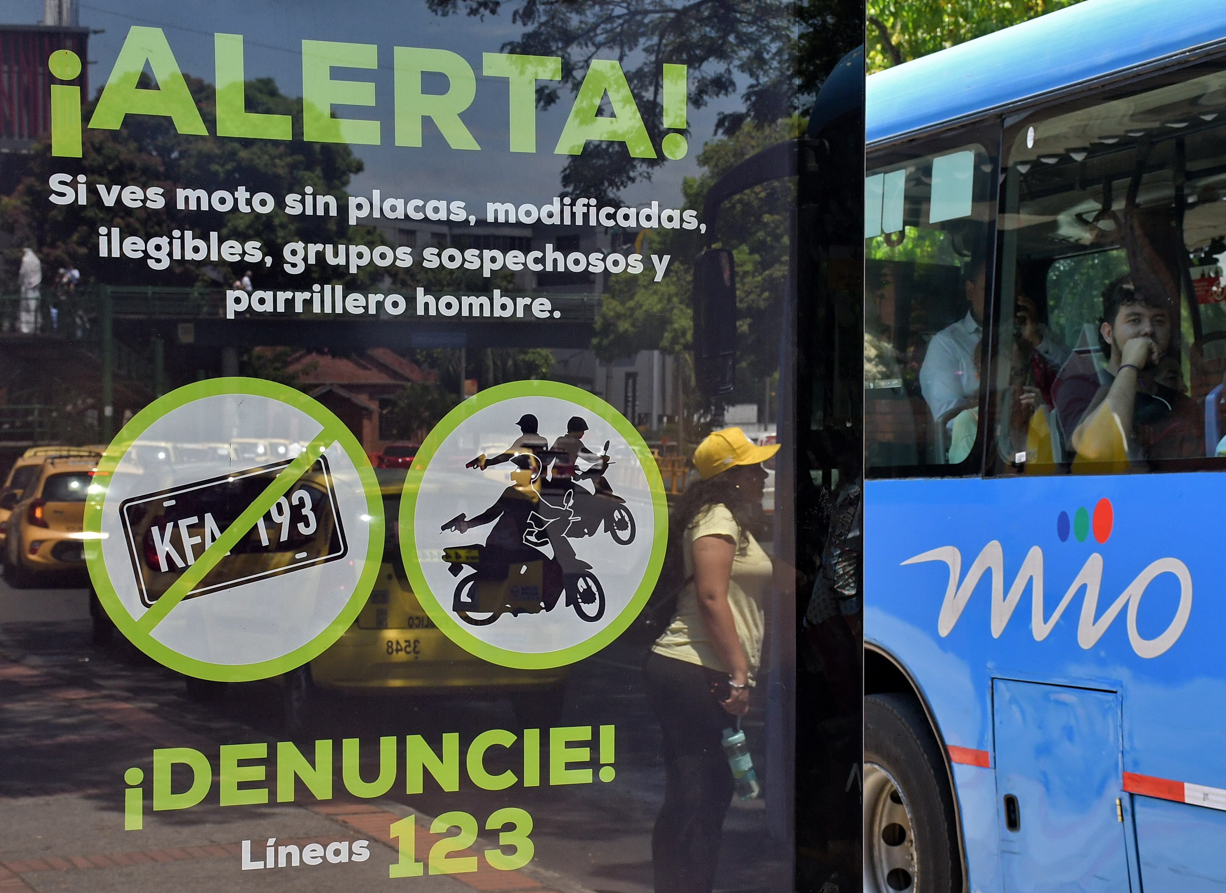 Las autoridades de Cali Hacen el lanzamiento del PLAN NEON.
Esto con el  propósito de que los ciudadanos denuncien cualquier irregularidad que sea sospechosa, como es el de dos hombres en moto , placas levantadas y así poder combatir los hurtos en Cali. Fotos Raúl Palacios / El País / 2 de Agosto del 2023 Cali.