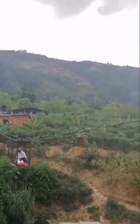 La comunidad no pudo llevar al joven a un hospital ante la falta de un puente.