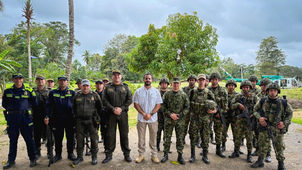Erasmo Zuleta, gobernador de Córdoba, junto con integrantes de las Fuerzas Militares.