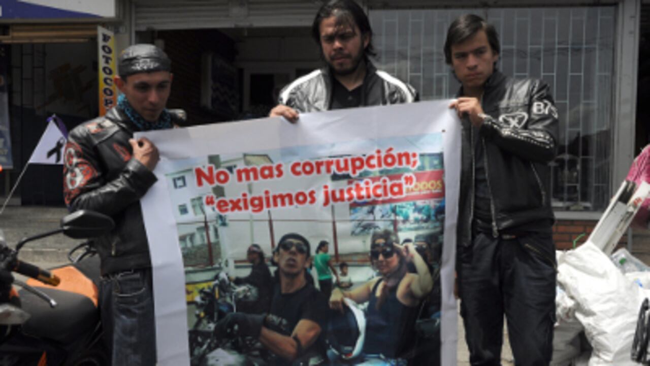 En la pancarta se ve la foto de Edgar Fajardo y Susana Padilla, los motociclistas arrollados por un conductor ebrio en La Calera. Samir (izq) y Arnold Fajardo (centro), hijos de Edgar Fajardo, y su nieto, David, sostienen el pendón.