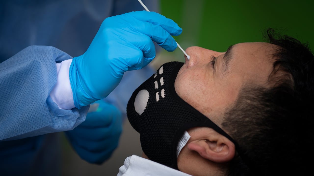 TOMA DE PRUEBAS PARA COVID 19
EMPRESA VITALEA
El Drive Thru es un punto de toma de muestra colocado en un espacio totalmente habilitado para poder realizar la prueba de Covid-19, el lugar donde actualmente se realizaría la prueba es en el parqueadero Calle 70 a N°8-00 (Parking Claustro la enseñanza), las personas permanecerán dentro del vehículo mientras el profesional hace la prueba.
20 DE MAYO 2020
FOTO: ESTEBAN VEGA LA-ROTTA
REVISTA SEMANA