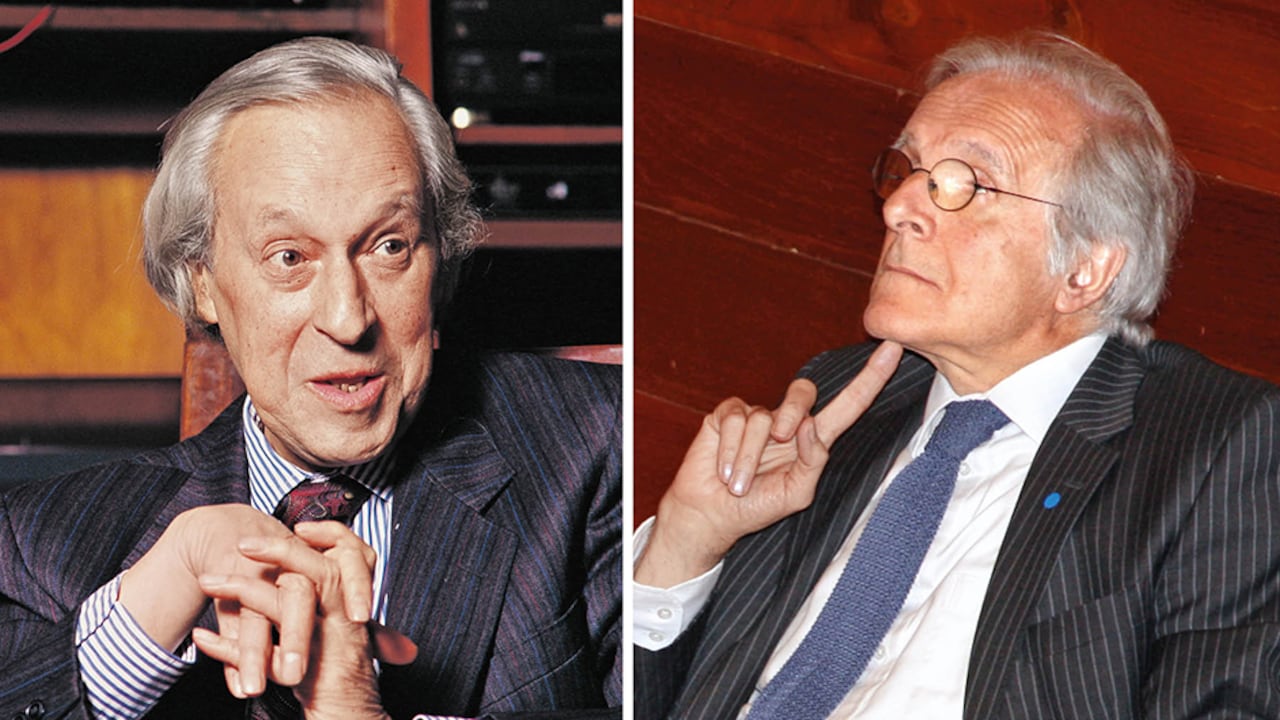 Fernando Gómez Agudelo (izquierda) y Bernardo Hoyos (derecha) unieron su experiencia de melómanos, hombres de cultura, periodistas curtidos y personajes audaces, para materializar la idea de Jaime Pinzón de poner al aire una emisora cultural.