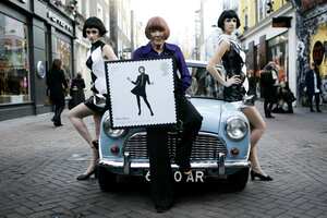 La diseñadora de moda británica Mary Quant, centro, posa en Londres el 9 de enero de 2009. Quant, la diseñadora cuyas modas personificaron los Swinging 60s, murió a la edad de 93 años. (David Parry/PA via AP, File)