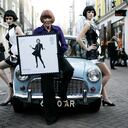 La diseñadora de moda británica Mary Quant, centro, posa en Londres el 9 de enero de 2009. Quant, la diseñadora cuyas modas personificaron los Swinging 60s, murió a la edad de 93 años. (David Parry/PA via AP, File)