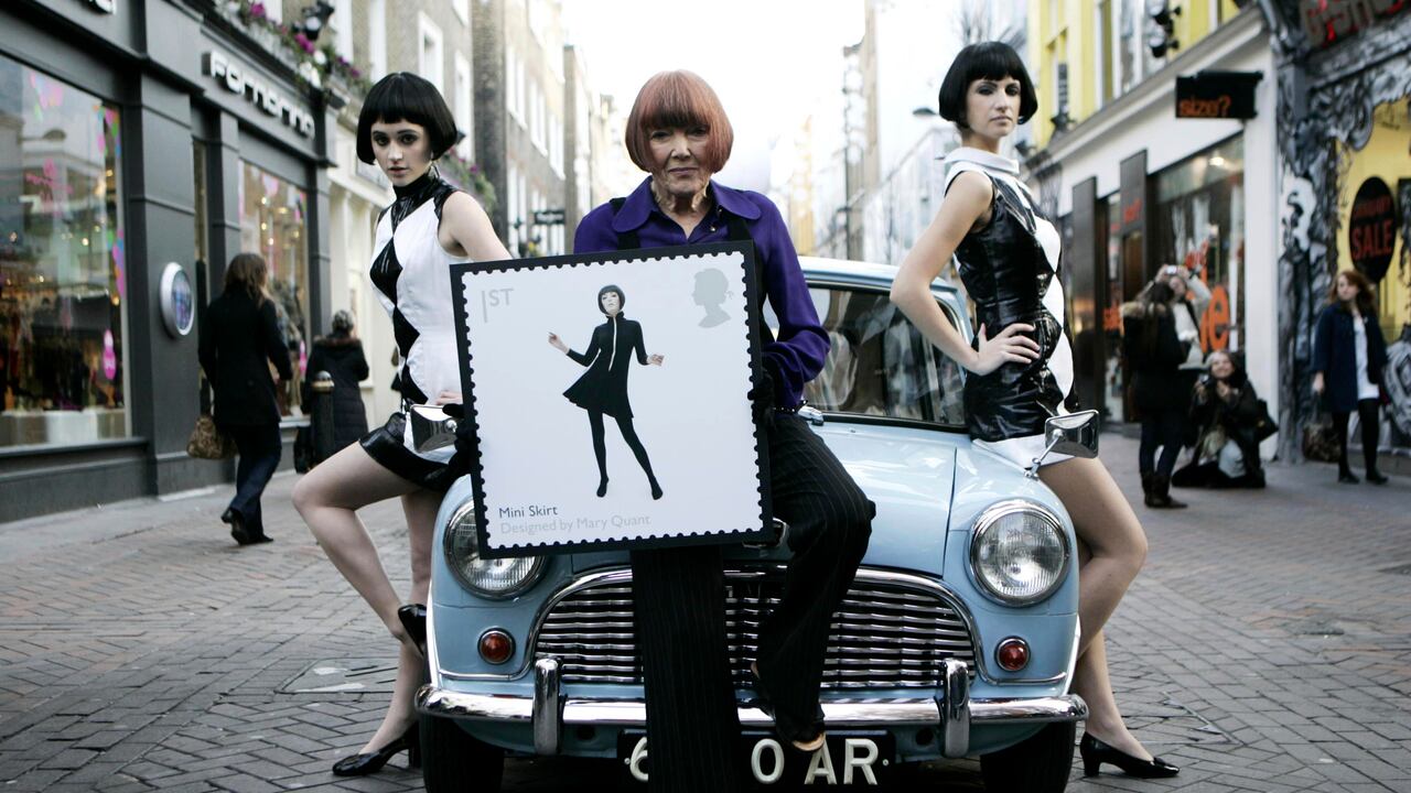La diseñadora de moda británica Mary Quant, centro, posa en Londres el 9 de enero de 2009. Quant, la diseñadora cuyas modas personificaron los Swinging 60s, murió a la edad de 93 años. (David Parry/PA via AP, File)