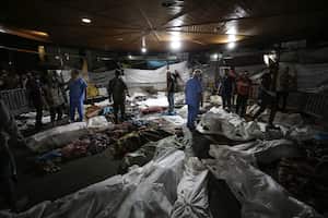 Los cuerpos de los palestinos muertos por una explosión en el hospital árabe Ahli están reunidos en el patio delantero del hospital al-Shifa, en la ciudad de Gaza, en el centro de la Franja de Gaza, el martes 17 de octubre de 2023. (Foto AP/Abed Khaled)