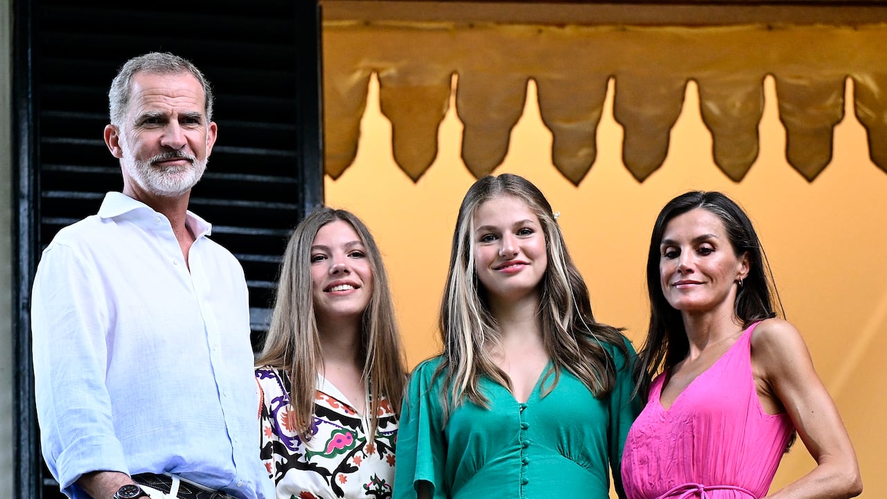 Rey Felipe VI de España, la reina Letizia y sus dos hijas.